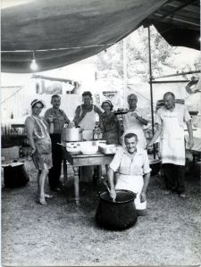 Fine anni '60, Festa dell'Unità a Favaro Veneto: le cucine. (da www.abcveneto.com)